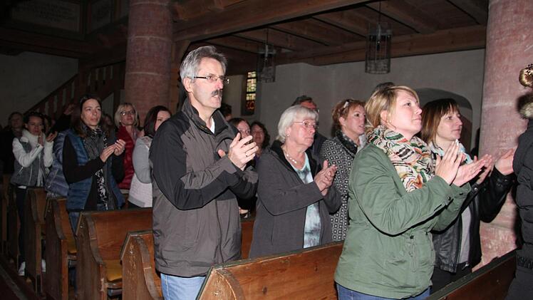 Das Publikum ließ sich gerne von Charles Johnson verzaubern. Erst zeigten sich die Grafengehaiger verhalten, doch bei den altbekannten Gospelsongs klatschten alle mit. Auch eine Hochzeitswunsch-Hitparade hatte der Amerikaner mitgebracht. Foto: Sonny Adam
