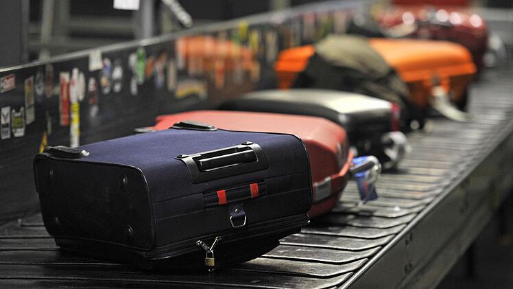 Urlaub ist oft mit Stress verbunden. Bis die Koffer im Flughafen auf dem Laufband liegen, herrscht oft Hektik pur. Symbolbild: dpa