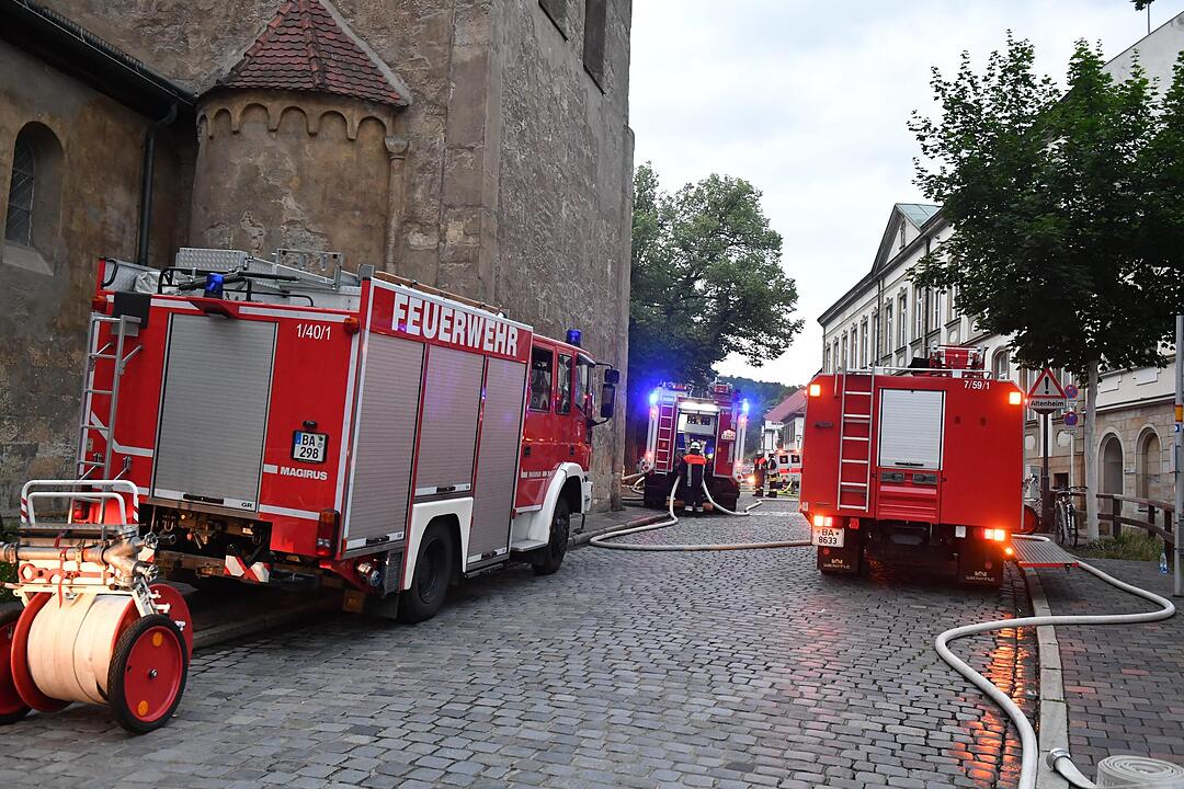 Großeinsatz in der Bamberger Altstadt: Dachstuhl am Jakobsplatz brennt