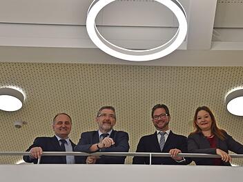 Mit der neuen Lichttechnologie an der Realschule CO II wird ein Beitag zum Klimaschutz geleistet. Dies wurde vom Bundesumweltministerium gewürdigt. Von links: Klaus Reisenweber, Landrat Michael Busch, Florian Pronold und die SPD-Bundestagskandidatin Doris Aschenbrenner. Foto: Gabi Arnold