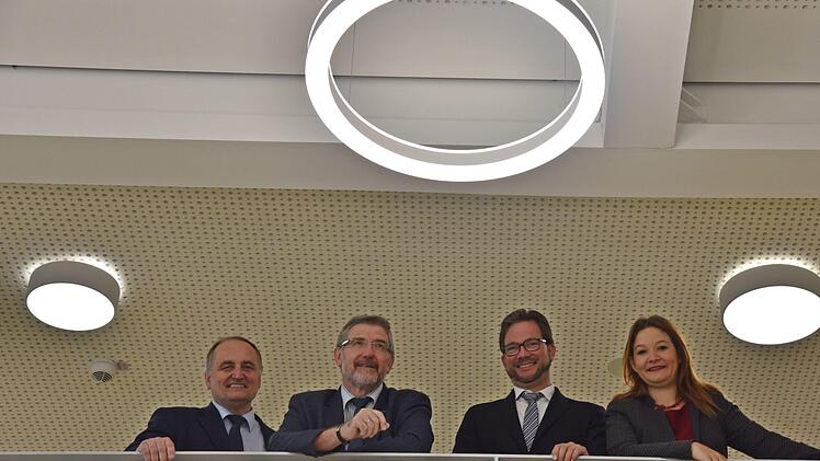 Mit der neuen Lichttechnologie an der Realschule CO II wird ein Beitag zum Klimaschutz geleistet. Dies wurde vom Bundesumweltministerium gewürdigt. Von links: Klaus Reisenweber, Landrat Michael Busch, Florian Pronold und die SPD-Bundestagskandidatin Doris Aschenbrenner. Foto: Gabi Arnold