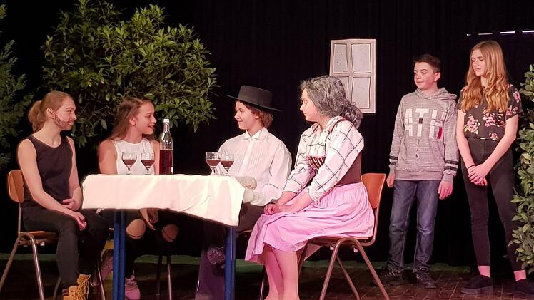 Am Ende sitzen doch alle versöhnlich an einem Tisch. Szene aus dem Schulspiel mit (von links) Anette Walinger, Jule Müller, Victoria Wrazidlo, Lukas Schmitt und Sina Dietz. Eckehard Kiesewetter