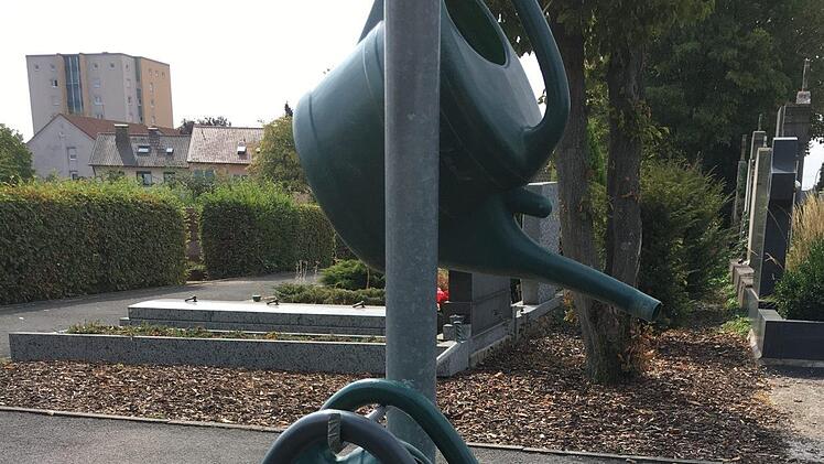 So sehen andere Gießerdepots, meist  auf dem Land aus, wie beispielsweise hier im  Hallstadter Friedhof.