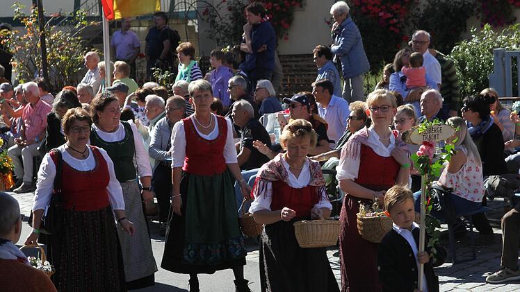 Die Frauen in "Haßbergtracht" waren natürlich ein Blickfang.
