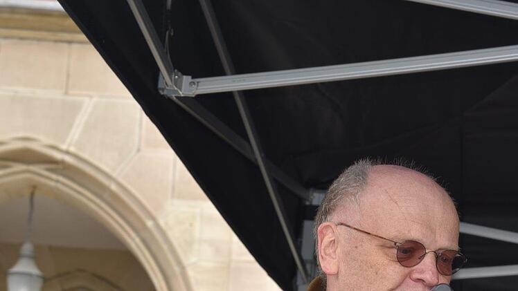Professor Klaus Kost, Berater für Betriebsräte und Gewerkschaften, forderte die Besucher der Maikundgebung in Coburg zur Solidarität auf. Foto: Gabi Arnold