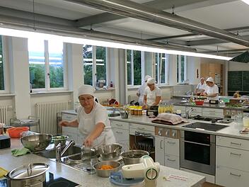 Viel fachliches Know-How für das Haushaltsmanagement, ein weitere Berufsausbildung, wertvolle Erfahrungen und Freundschaften erfahren die Teilnehmer des einsemestrigen Studiengangs an der Hauswirtschaftsschule in Bischofsheim. Im September startet ein neuer Jahrgang. Noch sind einige Plätze frei. Foto: Marion Eckert