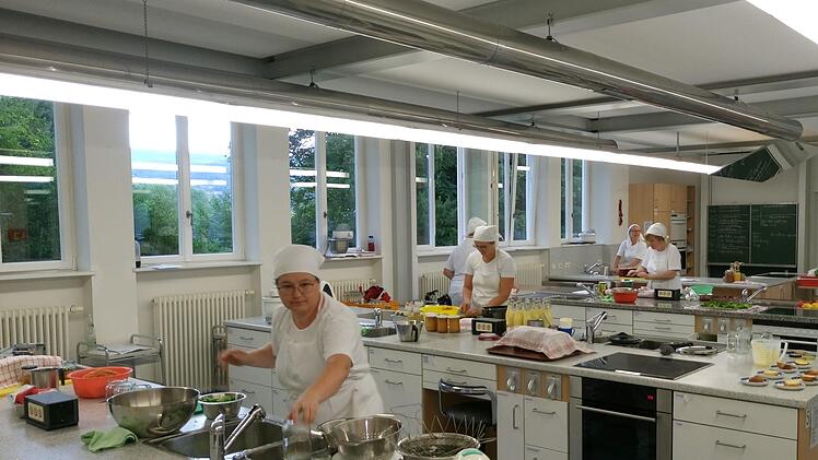 Viel fachliches Know-How für das Haushaltsmanagement, ein weitere Berufsausbildung, wertvolle Erfahrungen und Freundschaften erfahren die Teilnehmer des einsemestrigen Studiengangs an der Hauswirtschaftsschule in Bischofsheim. Im September startet ein neuer Jahrgang. Noch sind einige Plätze frei. Foto: Marion Eckert