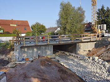 An der Brückenbaustelle am Ortsausgang in Richtung Neunkirchen werden derzeit Auffüllarbeiten ausgeführt.  Foto: Karl Heinz Wirth
