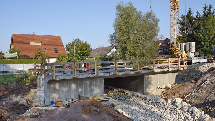 An der Brückenbaustelle am Ortsausgang in Richtung Neunkirchen werden derzeit Auffüllarbeiten ausgeführt.  Foto: Karl Heinz Wirth