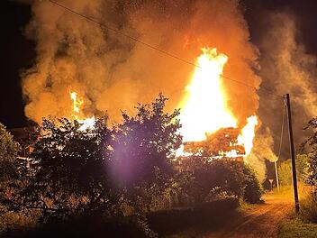 Lichterloh brannten die Scheunen in Seubrigshausen.  Die Löscharbeiten zogen sich über Stunden hin. Foto: Michael Kastl