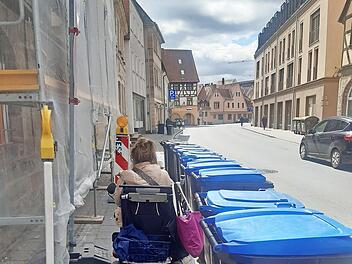 Schwere Papiertonnen machen ein Durchkommen so gut wie unmöglich, wie ein Beispiel aus der Vergangenheit in der Bamberger Straße zeigt.