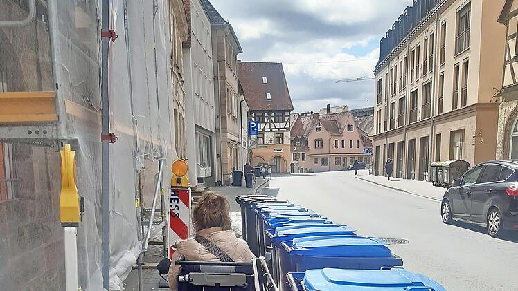 Schwere Papiertonnen machen ein Durchkommen so gut wie unmöglich, wie ein Beispiel aus der Vergangenheit in der Bamberger Straße zeigt.