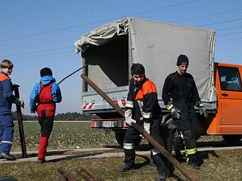 Die Jugendliche fanden schwere Stahlrohre, die sich auf das städtische Auto verluden. Bürgermeister Herman Hacker dankte den Müllmännern für ihren Einsatz.  Fotos: Andreas Brandl
