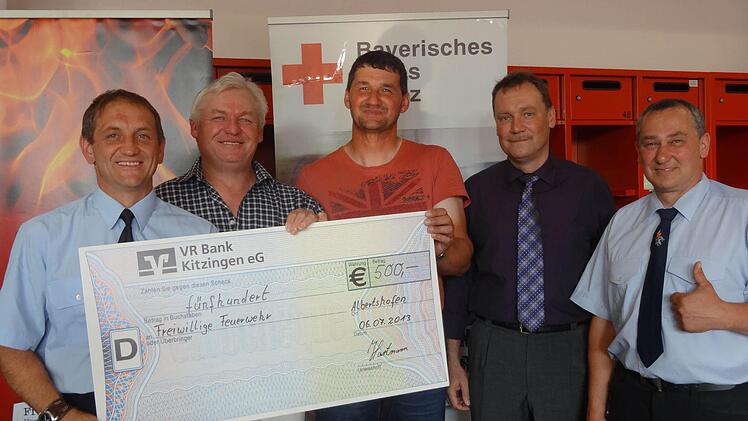 Natürlich dürfen auch Spenden nicht fehlen, Vorstand Peter Reidelbach nimmt einen Scheck von 500 Euro von der Firma Alfred und Achim Hartmann entgegen, Michael Motz von der Firma Emotec spendierte die DSL-Anlage.