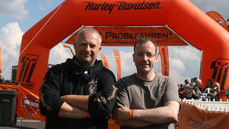 Sie kamen mit ihren Harleys aus Wesel angereist: Jörg Liebe (links) und Jens Bohnekamp. Foto: Anja Vorndran