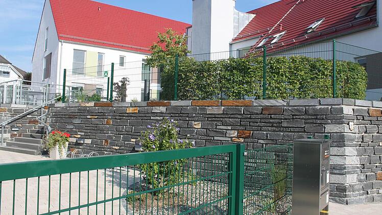 Das Haus Benedikt: ein freundlicher Anblick. Klar und strukturiert ist seine Form. Auch das ist Absicht, denn auch das Äußere soll nicht reizüberflutend wirken.