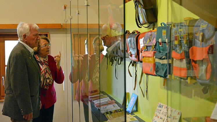 Schulranzen aus verschiedenen Jahrzehnten sind unter anderem in der gerade eröffneten Sonderausstellung zu sehen.Fotos: Björn Hein