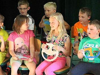 Die Neustadter Glockenbergschule war von Anfang an beim "Aktionstag Musik" in Bayern dabei. Jedes Mal haben alle jede Menge Spaß. Das Bild zeigt Schüler der Klassen DF1 und 1A mit dem Beitrag "Auf der Autobahn".  Foto: Rainer Glissnik