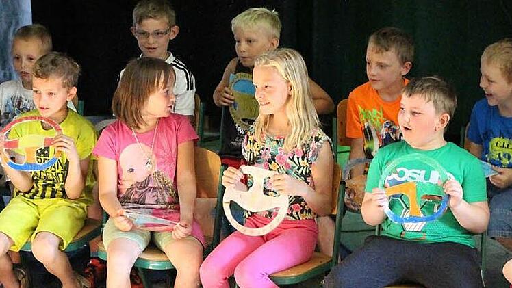 Die Neustadter Glockenbergschule war von Anfang an beim "Aktionstag Musik" in Bayern dabei. Jedes Mal haben alle jede Menge Spaß. Das Bild zeigt Schüler der Klassen DF1 und 1A mit dem Beitrag "Auf der Autobahn".  Foto: Rainer Glissnik