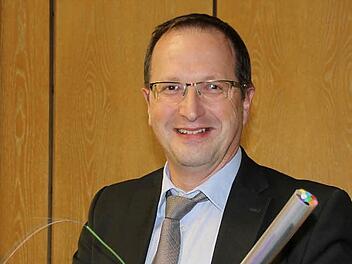 Der Breitbandausbau von Altenkunstadt geht in seine dritte und vorläufig letzte Phase. Die weißen Flecken sollen bis 2017 mit Glasfaserkabeln versorgt werden. Diplom-Ingenieur Siegbert Reuther hält in der einen Hand eine Glasfaser, in der anderen Hand ein Lehrrohrsystem für Glasfasern.  Foto: Stephan Stöckel