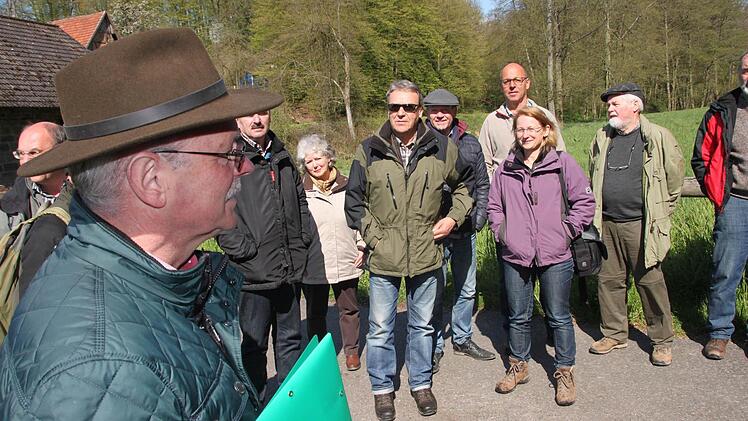 Oberthulbas Bürgermeister Gotthard Schlereth (links) erklärt die Kernzone Reithmühle. Foto: Paul Ziegler