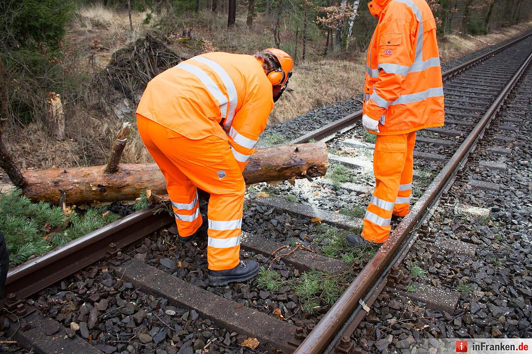 Stürmischer Samstag: Randtief „Eckhart“ hat auch in Mittelfranken Sturmböen im Gepäck - Gerüst teilweise eingestürzt - Umgestürzter Baum blockiert Zugstrecke