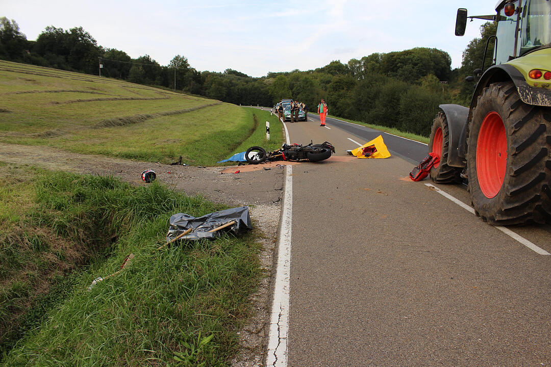 Mit Traktor kollidiert: Motorradfahrer stirbt im Gemeindebereich Engelthal