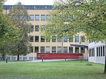 Vor dem Landgericht Coburg erging das Urteil gegen einen 69-Jährigen, der seine Frau schwer verletzt hatte. Der Mann gilt aufgrund einer bipolaren Störung als schuldunfähig.Barbara Herbst/Archiv