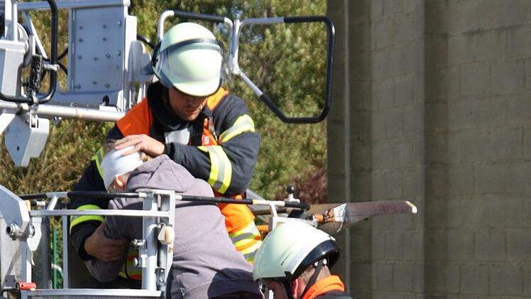 Einsatzszenario: Rettung von Verletzten durch die Feuerwehr von einem Gebäude  mit Hilfe einer Drehleiter und anschließende medizinische Versorgung durch das BRK.  Foto: Matthias Nöth