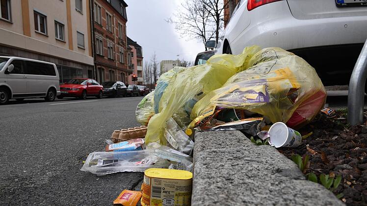 Wegen des Sturms flog viel Müll durchs Stadtgebiet.  Foto: Ronald Rinklef