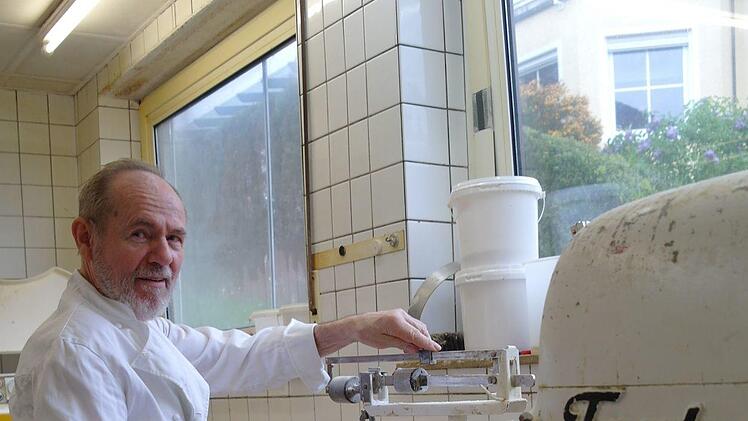 Neben der Fortuna-Brötchenpresse von seinem Vater wiegt Bäckermeister Ferdinand Vogler auch noch mit der alten Waage. Foto: Stephanie Elm