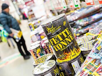 Die Läden und Supermärkte sind derzeit voll mit Böllern und Feuerwerken. Doch viele Kronacher können darauf verzichten. Symbolbild: Moritz Frankenberg/dpa