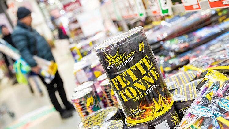 Die Läden und Supermärkte sind derzeit voll mit Böllern und Feuerwerken. Doch viele Kronacher können darauf verzichten. Symbolbild: Moritz Frankenberg/dpa