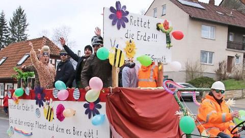 Die Feuerwehr Gereuth will die Erde retten, weil es nur dort Bier gibt.