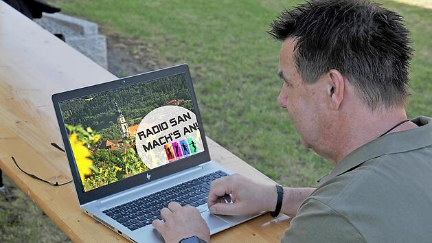 Ein Laptop oder PC ist Voraussetzung f&uuml;r das Internet-Radio. Damit l&auml;dt Matthias Than die Titel hoch.