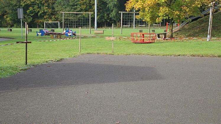 Ein  neues Boccia-Feld (vorne) wurde am Sportplatz in Reith errichtet. Außerdem wurde der Spielplatz im Hintergrund erneuert. Foto: Hilmar Ruppert