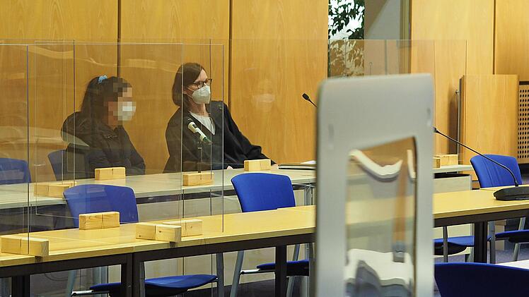 Besonders schweren Raub und gef&auml;hrliche K&ouml;rperverletzung wirft die Staatsanwaltschaft einer jungen Frau (links) aus dem Landkreis Coburg sowie weiteren f&uuml;nf jungen M&auml;nnern vor.