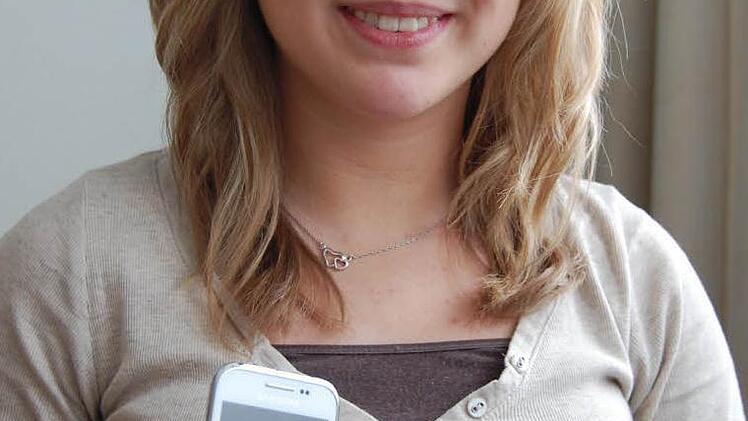 Elena: Ich habe mein Handy nicht so sehr vermisst - manchmal war ich sogar fast froh, dass es nicht da war! Denn ich hatte plötzlich mehr Zeit und wurde auch nicht so oft gestört. Trotzdem bin ich jetzt aber eigentlich ganz froh, es wieder zu haben. Denn ohne Handy ist vieles ganz schön kompliziert. Wenn ich zum Beispiel jemandem - mit dem Festnetz - anrufen wollte, musste ich erst einmal nach der Nummer suchen. Auf meinem Handy ist das ja alles automatisch gespeichert.