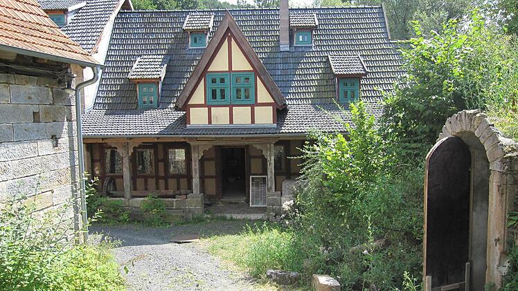 Blick auf Ferienhaus und Mühlenstube