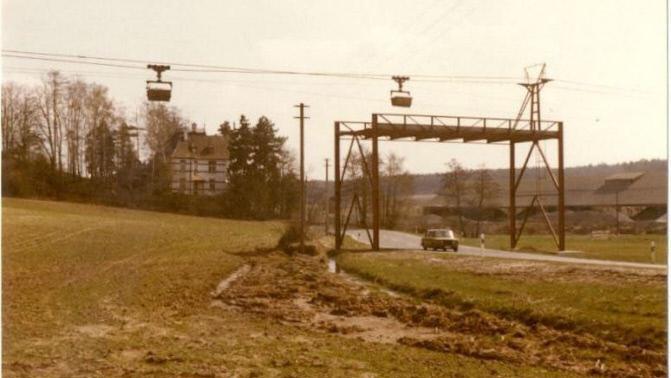 Die Loren fahren zu Tal bei Voccawind und überqueren die Bundesstraße. Foto: Schmidt