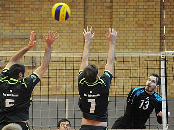 Über den Bad Brückenauer Block: Nicht erreichbar ist der Angriffsschlag vom Münnerstädter Sandro Petzoldt (rechts) für Stefan Winkler (links) und Eduard Schwab. Nach den zwei Siegen am Heimspieltag ist den Lauerstädtern der Titel fast nicht mehr zu nehmen. Foto: Hopf