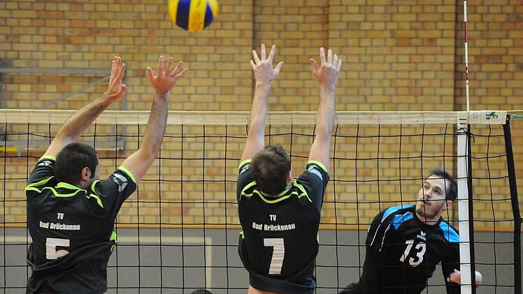 Über den Bad Brückenauer Block: Nicht erreichbar ist der Angriffsschlag vom Münnerstädter Sandro Petzoldt (rechts) für Stefan Winkler (links) und Eduard Schwab. Nach den zwei Siegen am Heimspieltag ist den Lauerstädtern der Titel fast nicht mehr zu nehmen. Foto: Hopf
