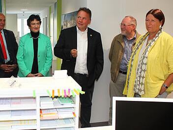 Kathrin Sonnenholzner (rechts) ist Vorsitzende des Ausschusses für Gesundheit und Pflege im Bayerischen Landtag sowie stellvertretende Vorsitzende des Landesgesundheitsrats in Bayern. Am Donnerstag besuchte sie die Gemeinschaftspraxis von Volker Seitter und Anja Tischer in Thurnau. Unser Bild zeigt sie mit (von links) Kreisrat Hermann Anselstetter, Landtags-Vizepräsidentin Inge Aures, Volker Seitter und dem Kulmbacher Stadtrat Hans Werther (SPD). Foto: Jürgen Gärtner