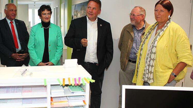 Kathrin Sonnenholzner (rechts) ist Vorsitzende des Ausschusses für Gesundheit und Pflege im Bayerischen Landtag sowie stellvertretende Vorsitzende des Landesgesundheitsrats in Bayern. Am Donnerstag besuchte sie die Gemeinschaftspraxis von Volker Seitter und Anja Tischer in Thurnau. Unser Bild zeigt sie mit (von links) Kreisrat Hermann Anselstetter, Landtags-Vizepräsidentin Inge Aures, Volker Seitter und dem Kulmbacher Stadtrat Hans Werther (SPD). Foto: Jürgen Gärtner