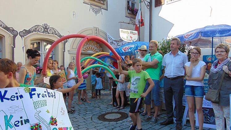 Durch einen Reigen aus Schwimmnudeln müssen die Stadträte eintreten. Die Demonstranten haben sich einiges einfallen lassen.  Fotos: Petra Malbrich