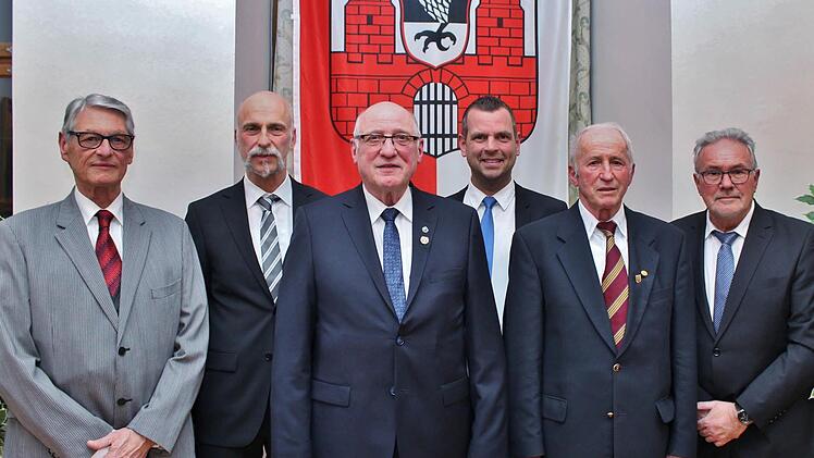 Bürgermeister und Träger der Bürgermedaille: (von links) Jacques Dromer, Bürgermeister Kay Blankenburg, Georg Riedmann, Bürgermeister Toni Schick, Wilfried Krebs, Bürgermeister Thomas Leiner.  Fotos: Werner Vogel