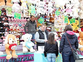 Ein friedliches Familienpublikum soll das Volksfest anziehen - wie hier vor der Losbude.  Foto: Dagmar Besand
