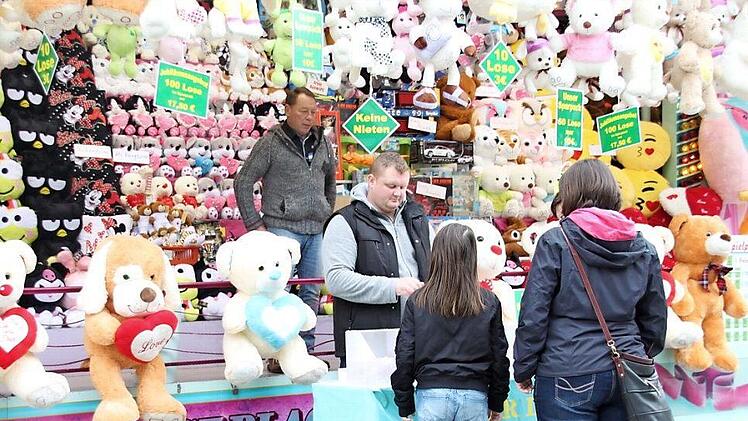 Ein friedliches Familienpublikum soll das Volksfest anziehen - wie hier vor der Losbude.  Foto: Dagmar Besand