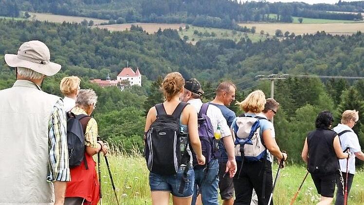 Der Blick von Vogtendorf hinüber zum Guttenberger Schloss gehört zu den Höhepunkten der BR-Leserwanderung mit Willi Rucker am 10. September.  Foto: Archiv/Katrin Geyer