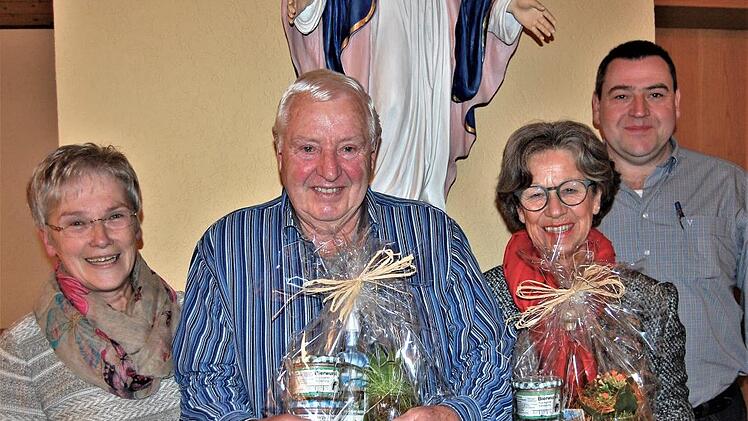 Vorsitzende Herta Müller (links) und Ortssprecher Horst Krapf (rechts) gratulieren Gabi Bauer und Manfred Götz zur 50-jährigen Mitgliedschaft im Heimat- und Wanderverein Foto: Sigismund von Dobschütz